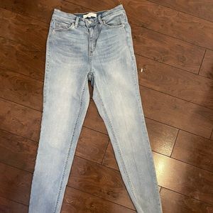 Light washed skinny jeans
